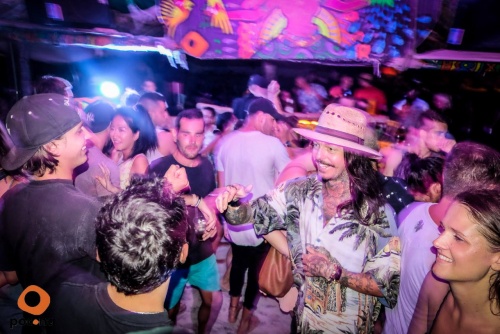 Noche de fiesta en hostal Poc-na, Isla Mujeres
