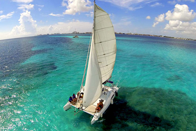 Foto 1 de Private Catamaran Cancun for 13 people