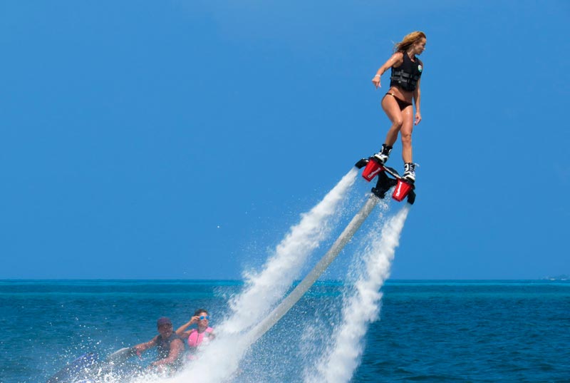 Flyboard un deporte bastante divertido y que seguro disfrutarás en las playas del Caribe mexicano 1 Flyboard en Cancún una de las actividades más practicadas por todos los turistas
