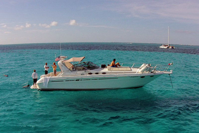 Foto 1 de 4 hours Yacht rental- Sea Ray 43 ft Express Cruiser - (12 people)