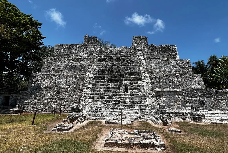 Swim turtles and mayan ruins in cancun